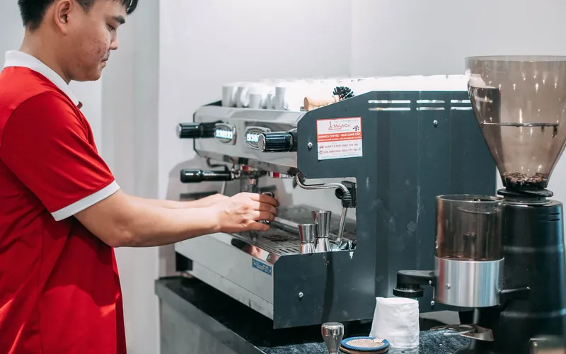 Kỹ thuật viên bảo trì máy pha cà phê tận nơi
