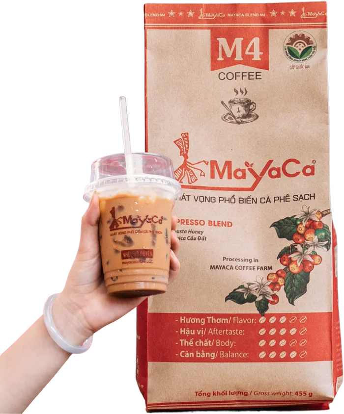 Gói cà phê MaYaCa M4 và ly cà phê sữa đá