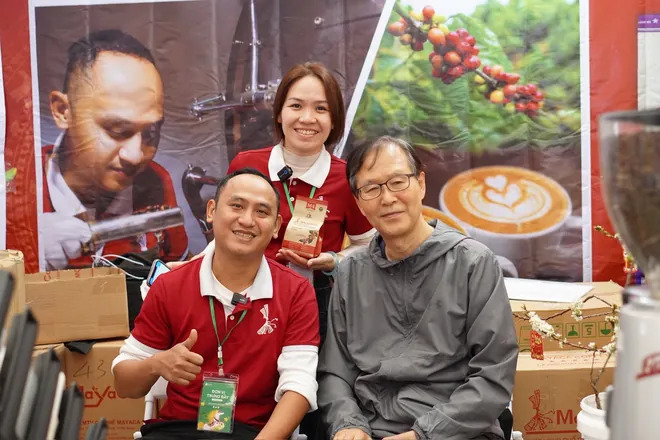 Đội ngũ MaYaCa tại gian hàng triển lãm