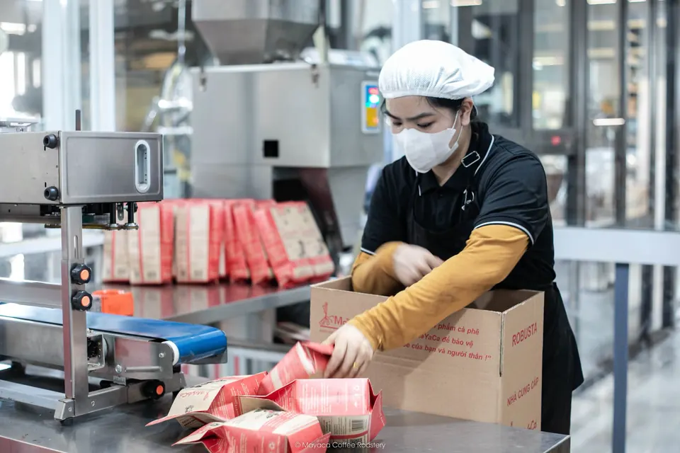 Đóng gói cà phê M4 tại xưởng