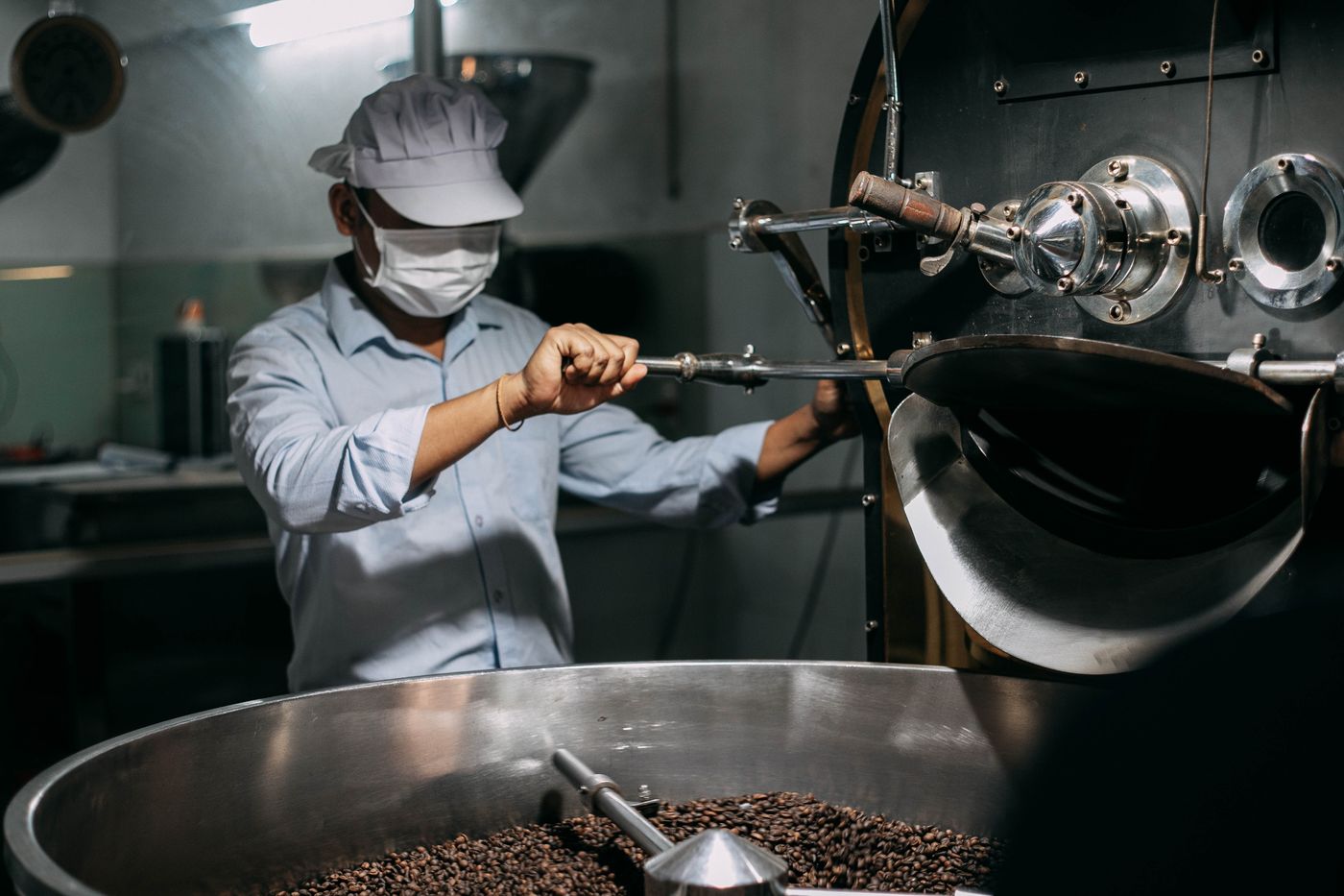 Máy rang cà phê công nghiệp tại xưởng MaYaCa Roastery